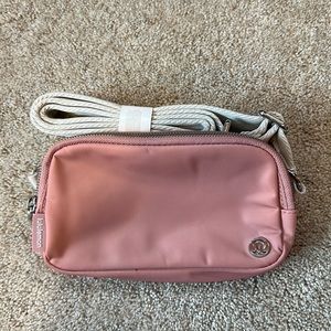 *SOLD*Everywhere Crossbody Bag ( ONE SIZE )